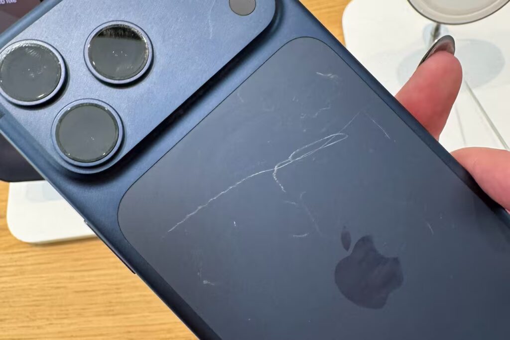 un iphone 17 pro max en una tienda de apple las 7FPKESWCVRE5LOKBI75UGLWQZE