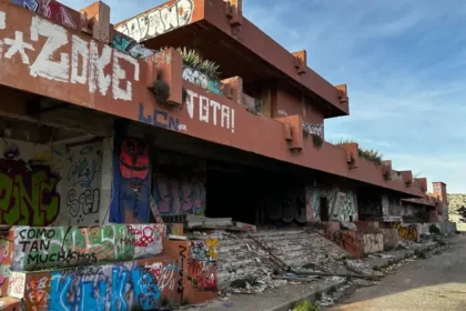 estado actual del casino montesblancos en alfajarin sumido en el abandono y en la ruina