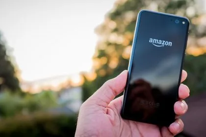 Logotipo de Amazon sobre fondo neutro