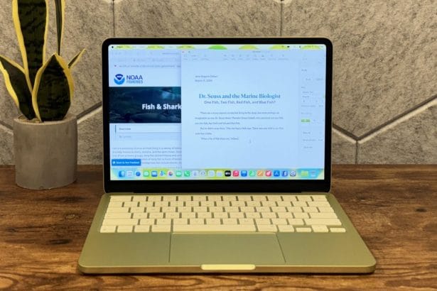 MacBook Neo sobre un escritorio minimalista