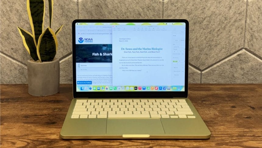 MacBook Neo sobre un escritorio minimalista
