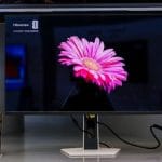 Monitor Hisense mini-LED RGB con resolución 5K en entorno de videojuegos