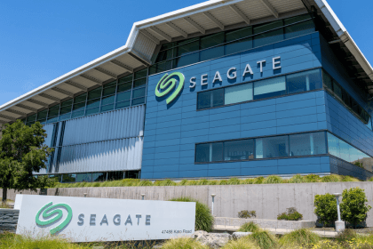 discos duros almacenados en un centro de datos