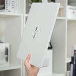 Xiaomi Book 14 ultraligero sobre escritorio