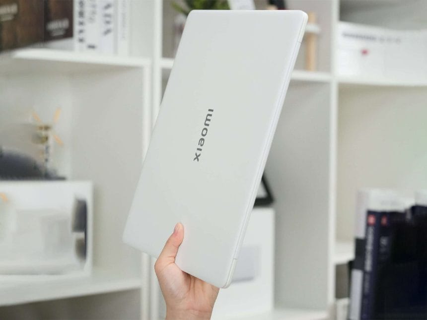 Xiaomi Book 14 ultraligero sobre escritorio