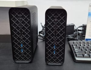 Imagen promocional del Sapphire Edge AI Max+ 395 mostrando el mini PC junto a su embalaje