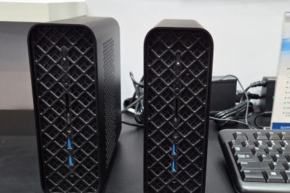 Imagen promocional del Sapphire Edge AI Max+ 395 mostrando el mini PC junto a su embalaje