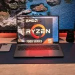Portátil abierto mostrando procesador AMD Ryzen 5 7430U