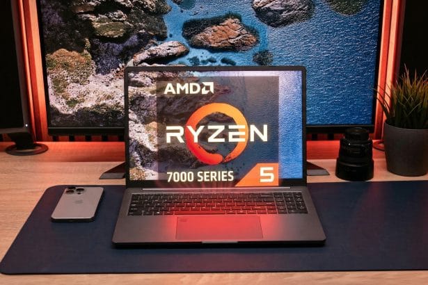 Portátil abierto mostrando procesador AMD Ryzen 5 7430U