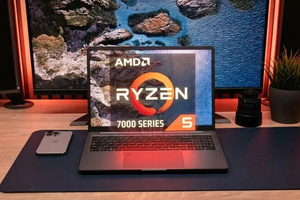Portátil abierto mostrando procesador AMD Ryzen 5 7430U