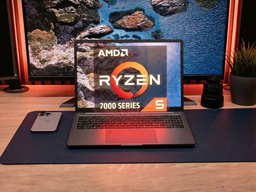 Portátil abierto mostrando procesador AMD Ryzen 5 7430U