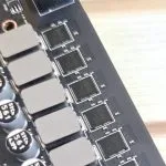 Logo de MSI junto a una placa base y una tarjeta gráfica para gaming en proceso de ensamblaje