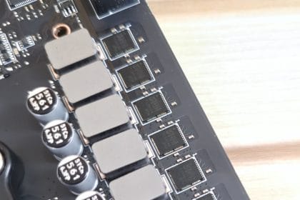 Logo de MSI junto a una placa base y una tarjeta gráfica para gaming en proceso de ensamblaje