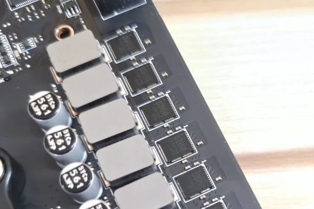 Logo de MSI junto a una placa base y una tarjeta gráfica para gaming en proceso de ensamblaje