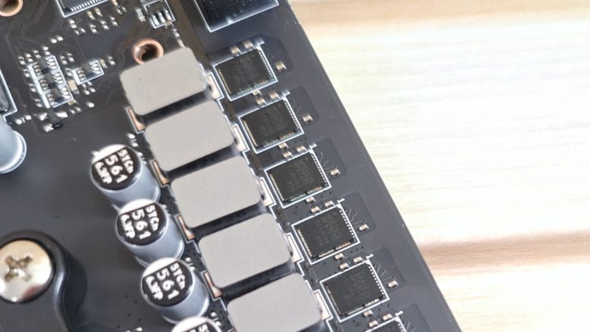 Logo de MSI junto a una placa base y una tarjeta gráfica para gaming en proceso de ensamblaje