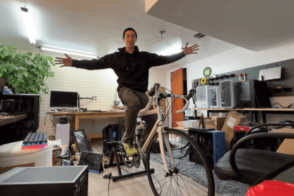 Ventilador de CPU conectado a una bicicleta en un montaje casero