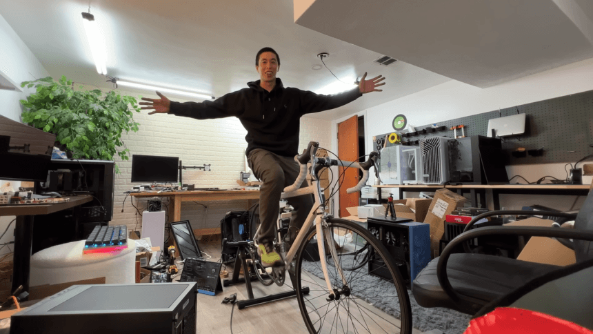 Ventilador de CPU conectado a una bicicleta en un montaje casero