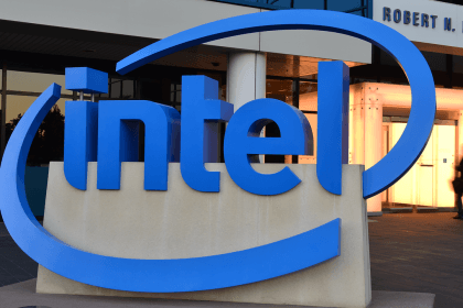 Logo de Intel sobre un fondo oscuro