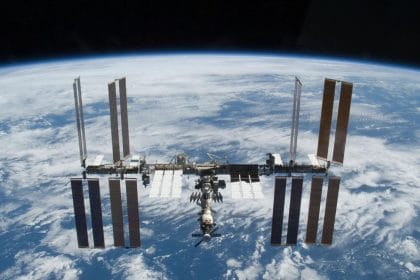 Astronauta trabajando con un ordenador HP ZBook Fury G9 en la ISS