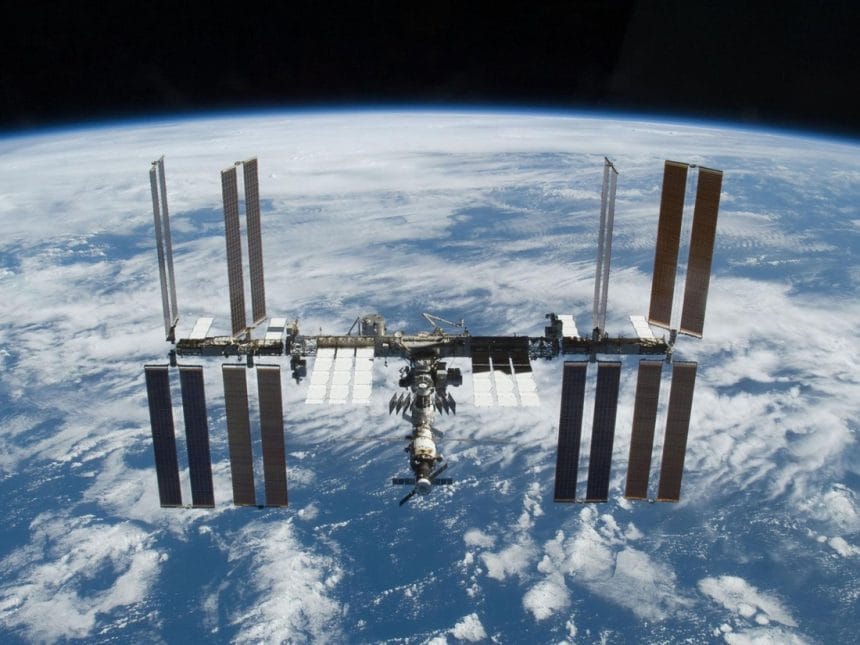 Astronauta trabajando con un ordenador HP ZBook Fury G9 en la ISS