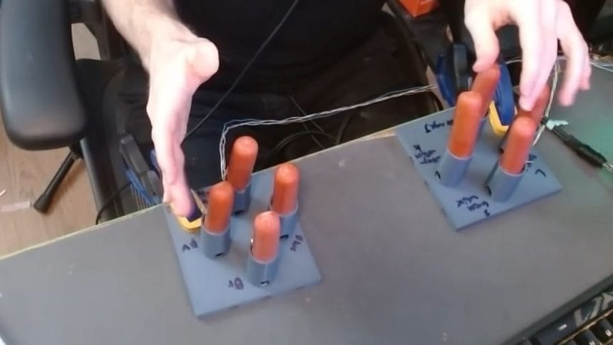 Jugador usando mando de salchichas impresas en 3D para World of Warcraft