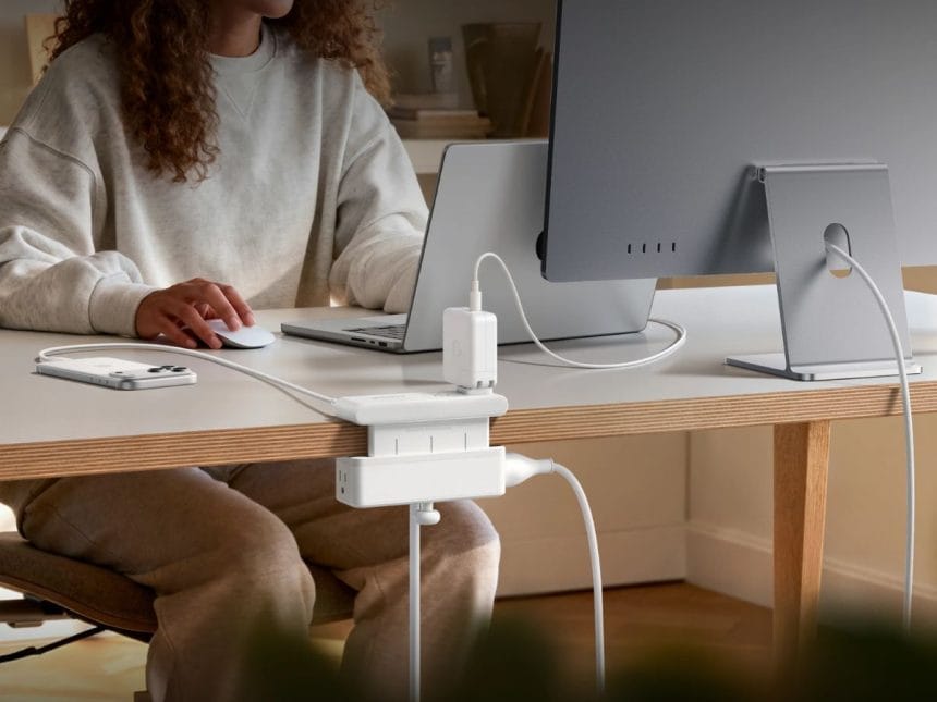 Regleta Nano de Anker en color blanco mate con pinza para escritorio