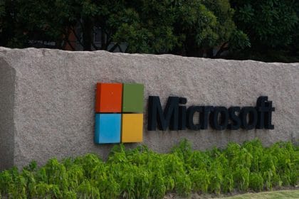 Logo de Microsoft con una imagen de servidores en la nube