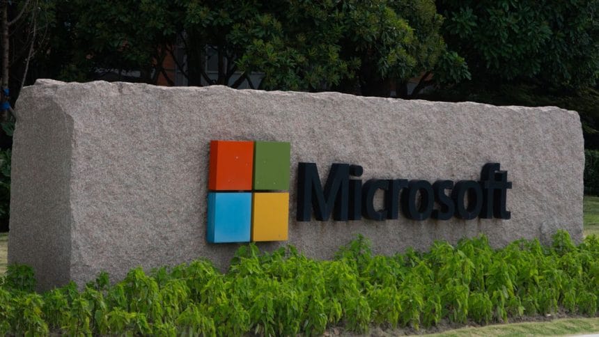 Logo de Microsoft con una imagen de servidores en la nube