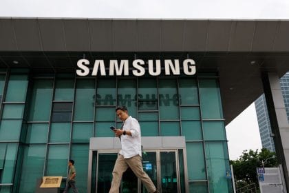 Trabajadores en una huelga de Samsung frente a una fábrica de chips