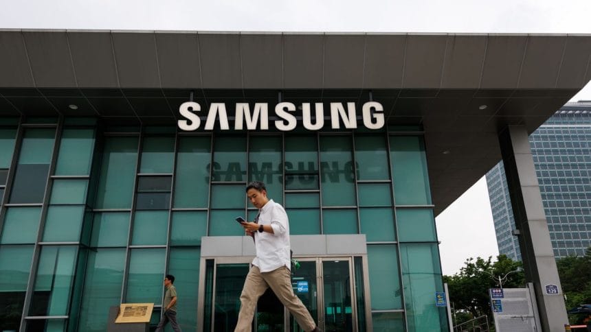 Trabajadores en una huelga de Samsung frente a una fábrica de chips