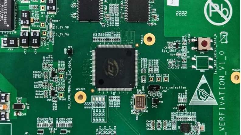 CPU RISC-V diseñada por IA en simulación