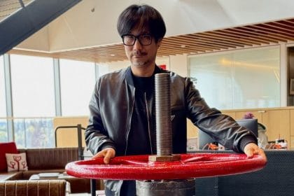 Hideo Kojima posando con tres Gravity Guns en las oficinas de Valve