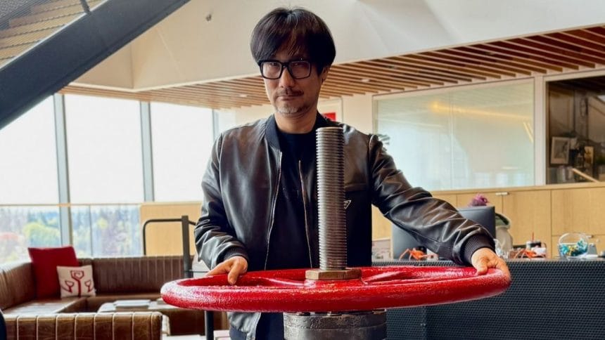 Hideo Kojima posando con tres Gravity Guns en las oficinas de Valve