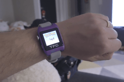 Game Boy Color convertida en reloj inteligente con cartuchos en miniatura