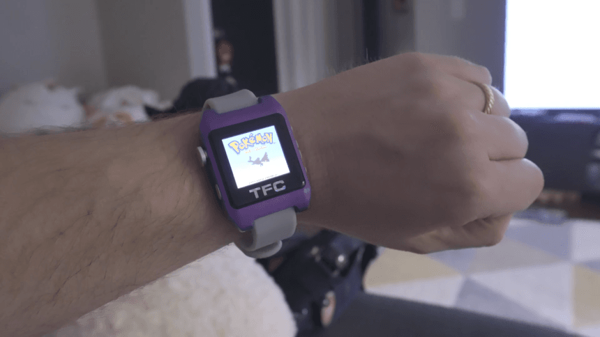 Game Boy Color convertida en reloj inteligente con cartuchos en miniatura