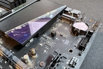 Placas PCB en una línea de fabricación electrónica