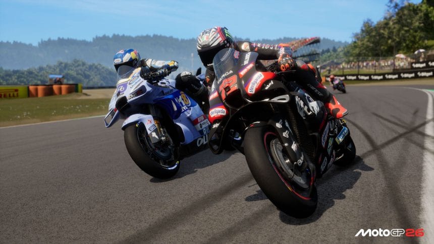 captura de MotoGP 26 con motos en carrera en un circuito oficial