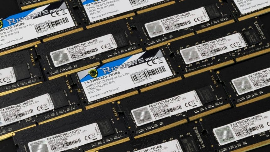 Placa base con módulos de memoria DDR5 HUDIMM instalados