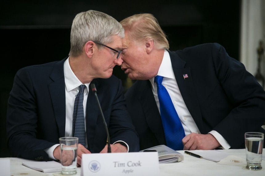 Tim Cook en visita a fábrica de Apple en Texas