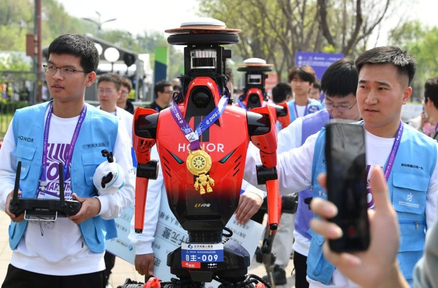 Robot humanoide Lightning corriendo en media maratón
