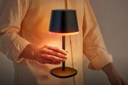 Lámpara de mesa recargable Govee sobre una mesa