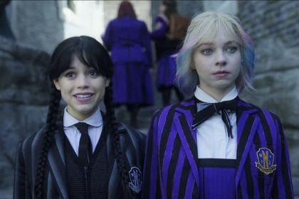 Jenna Ortega como Wednesday Addams frente a Nevermore Academy en la imagen oficial de la temporada 2 de Wednesday
