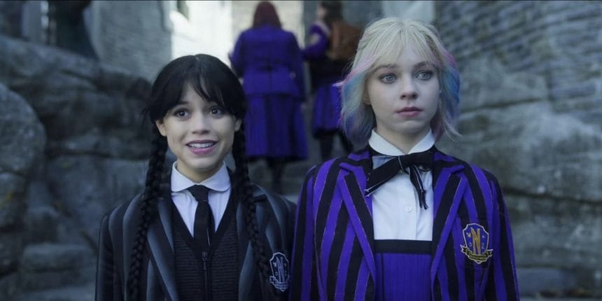 Jenna Ortega como Wednesday Addams frente a Nevermore Academy en la imagen oficial de la temporada 2 de Wednesday