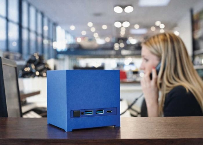 Mini PC Kubb Essential con diseño compacto y colores variados