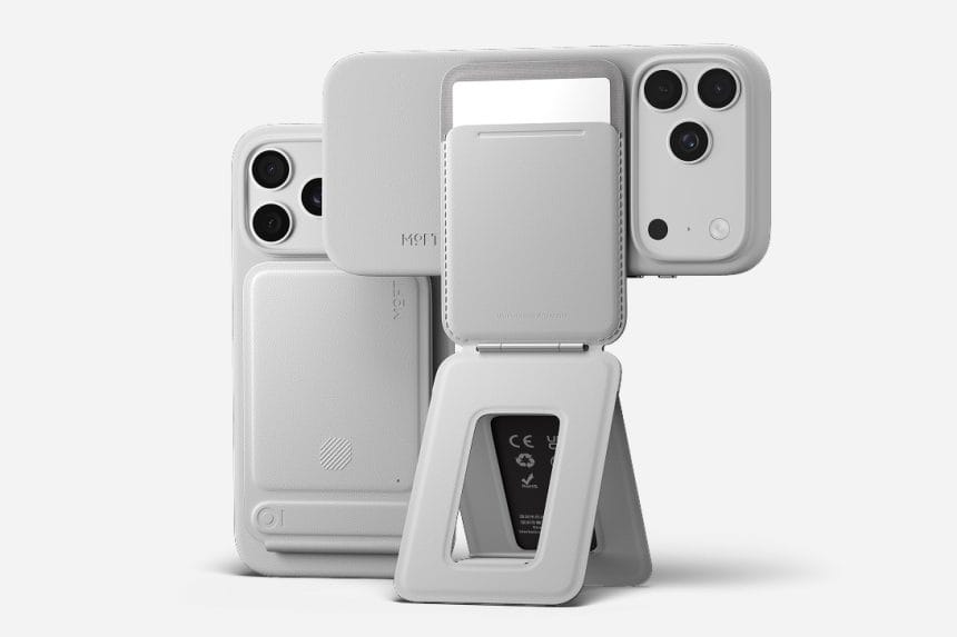 Moft Trackable Tripod Wallet con trípode desplegado y tarjeta insertada