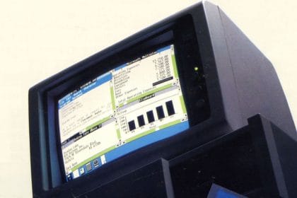 Representación del virus Chernobyl y su impacto en ordenadores con Windows 9x