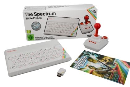 The Spectrum White Edition con acabado blanco y mando a juego