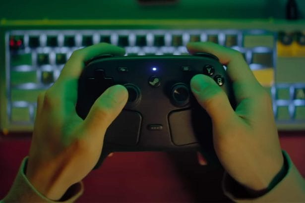 Nuevo Steam Controller bajo una luz neutra, mostrando su diseño frontal y botones destacables