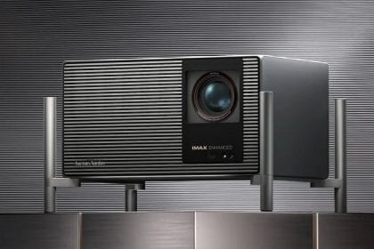 Proyector XGIMI Titan Noir en funcionamiento mostrando imagen 4K