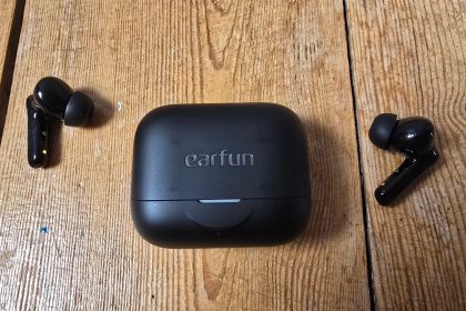 Auriculares EarFun Air Pro 4 Plus sobre fondo blanco